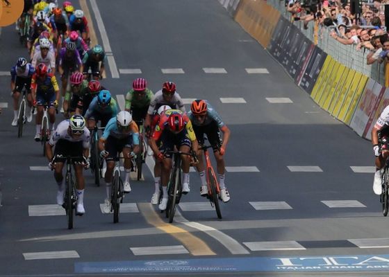 El equipo Movistar pone contra las cuerdas a Egan Bernal en el Giro de Italia