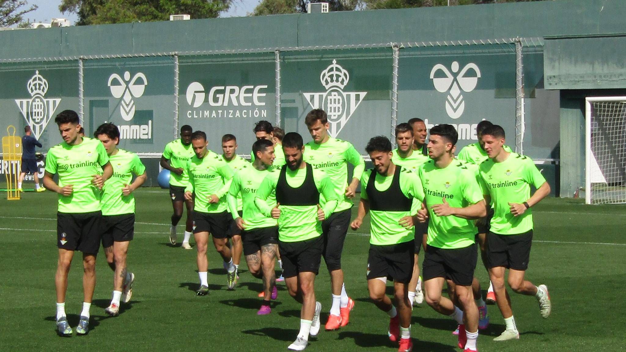 El Betis entrena con Marc Roca, Isco y Fornals y tres bajas confirmadas