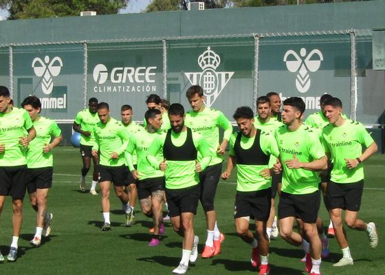 El Betis entrena con Marc Roca, Isco y Fornals y tres bajas confirmadas