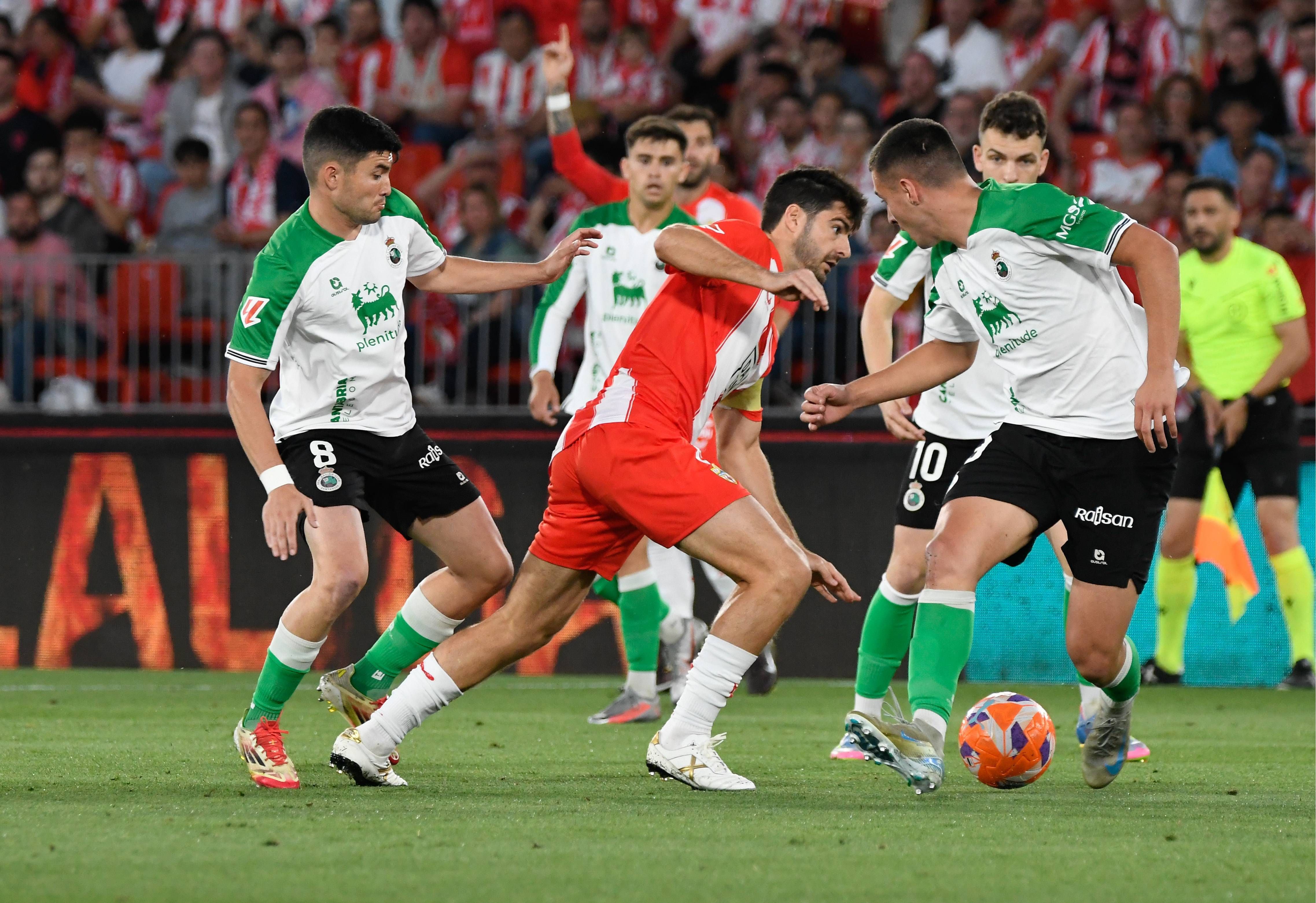 Granada, Almería y Racing de Santander dan la sorpresa