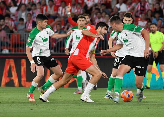 Granada, Almería y Racing de Santander dan la sorpresa