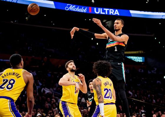 Los Lakers, abusados por Victor Wembanyama