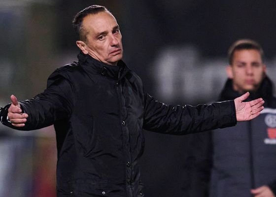 José Luis Oltra, entrenador del Huesca, carga contra sus jugadores: "Son errores impropios de la categoría y del fútbol profesional"