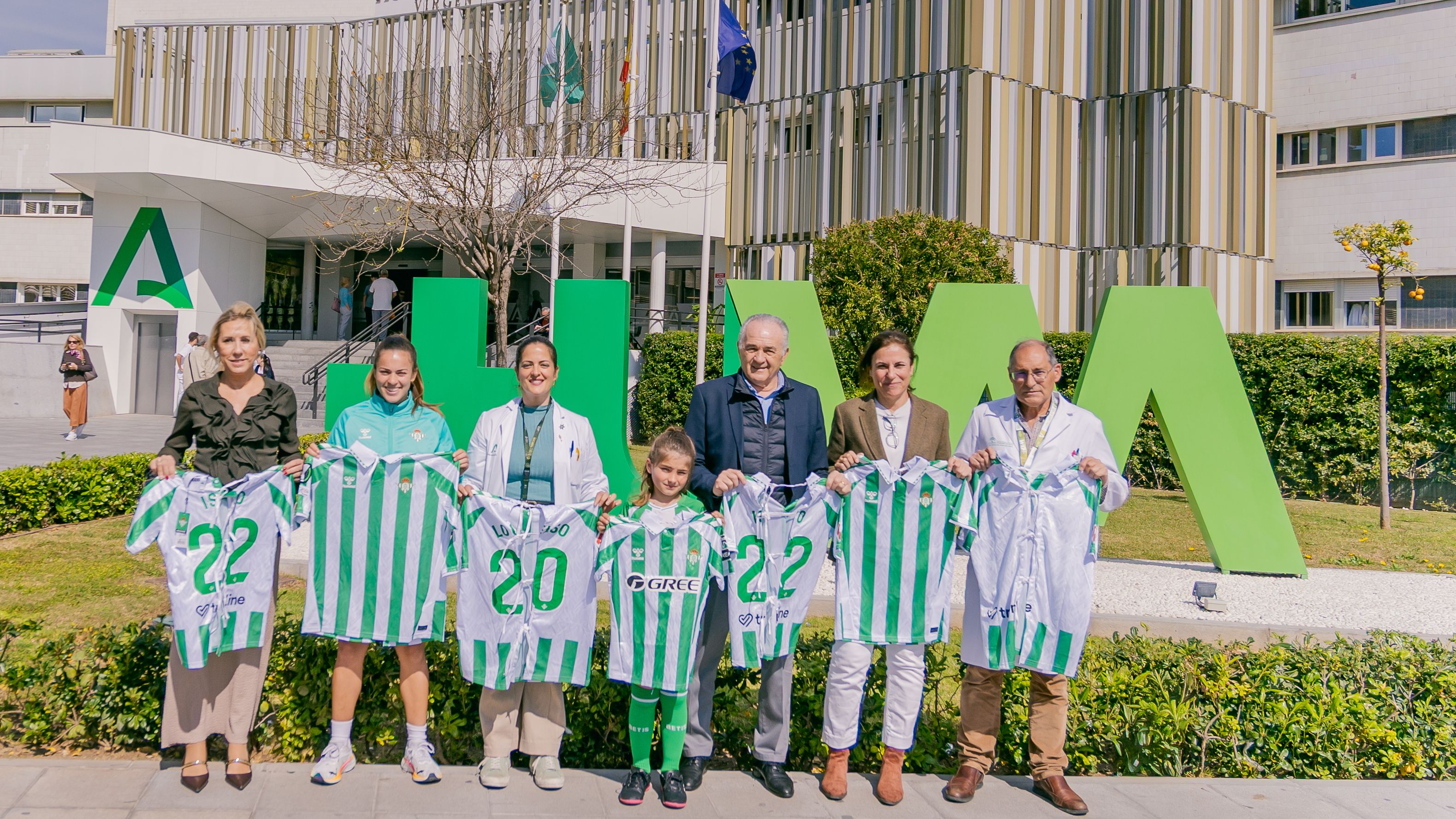 El Real Betis lleva el afán de superación del césped al hospital: vuelven las 'Batas Más Fuertes'