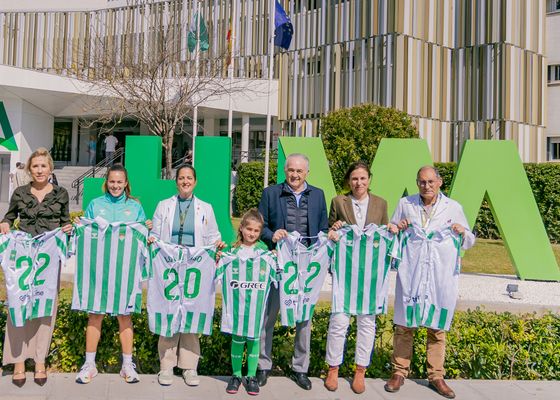 El Real Betis lleva el afán de superación del césped al hospital: vuelven las 'Batas Más Fuertes'