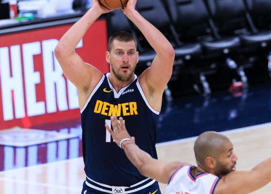 Nikola Jokic desplaza a los Lakers y pone en alerta a los Thunder