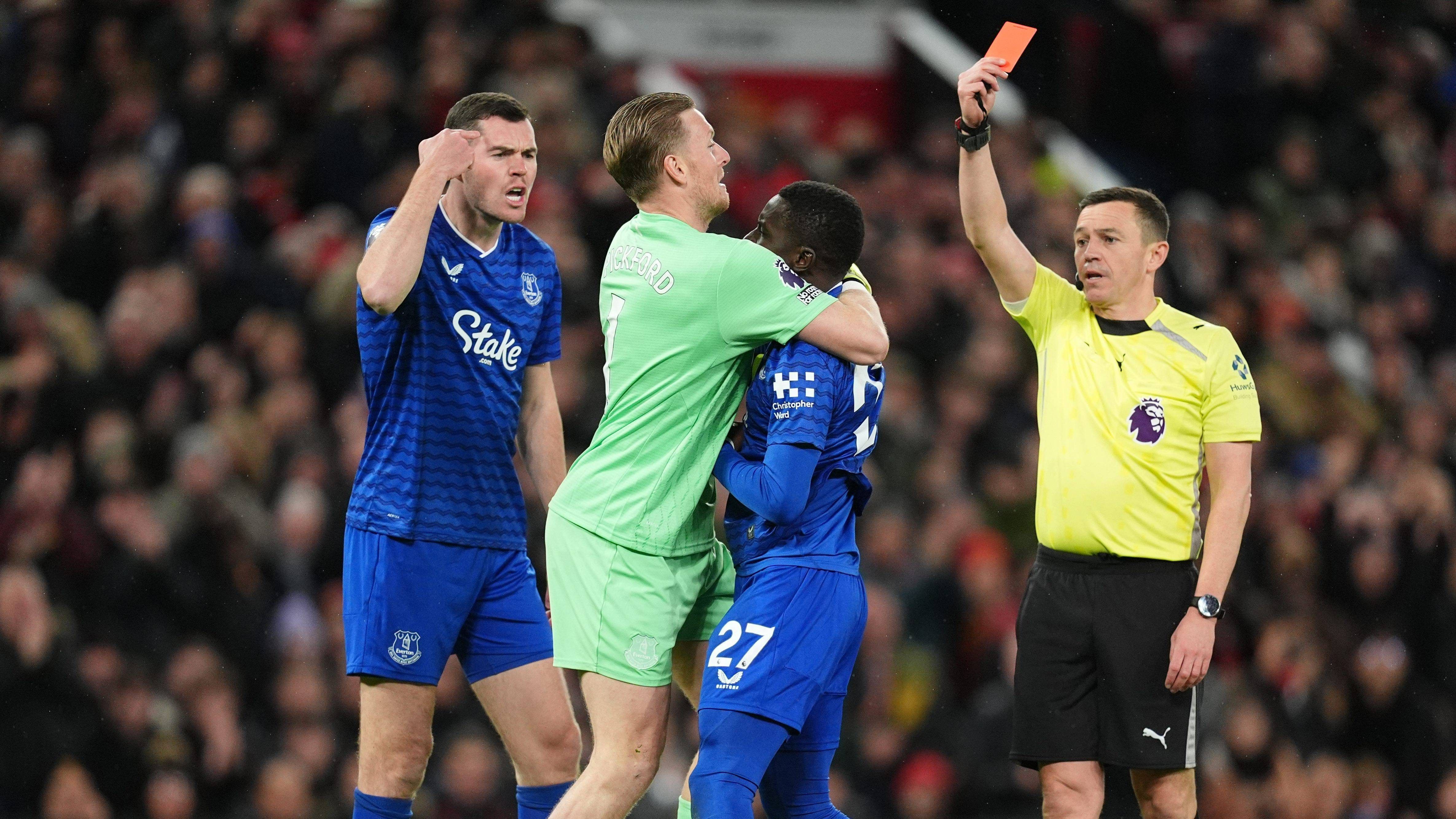 Idrissa Gueye pide perdón tras agredir a un compañero de equipo en pleno partido