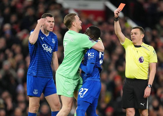 Idrissa Gueye pide perdón tras agredir a un compañero de equipo en pleno partido