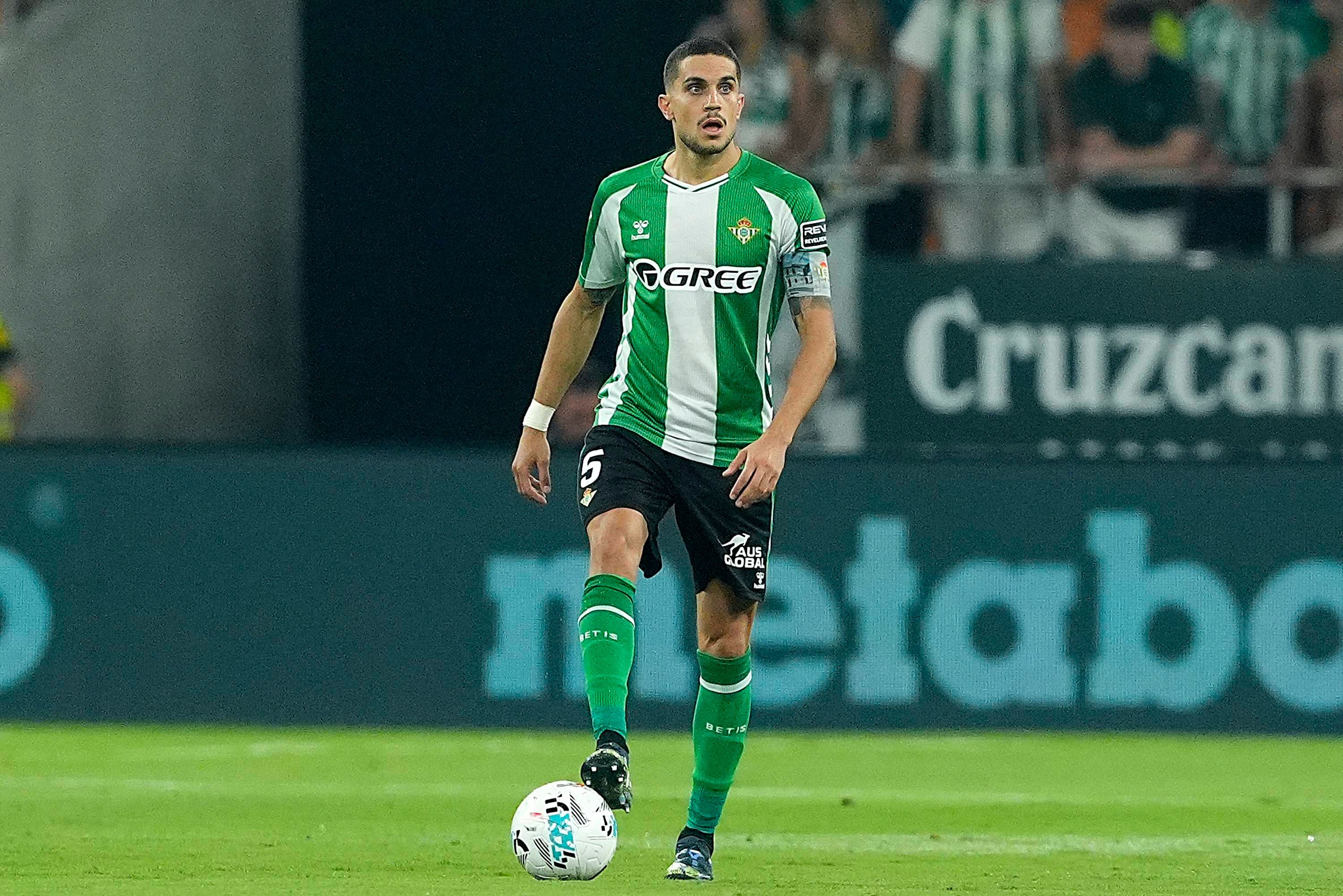 Muchas dudas para la afición del Betis con la pareja de centrales