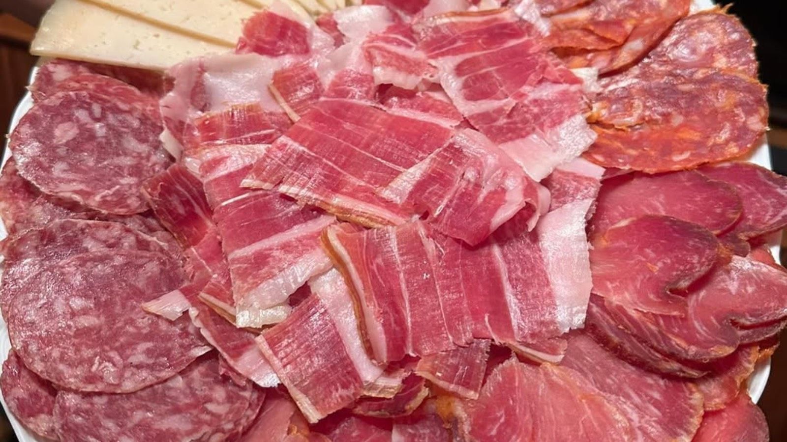 Un charcutero desvela el gran error al conservar los embutidos en España