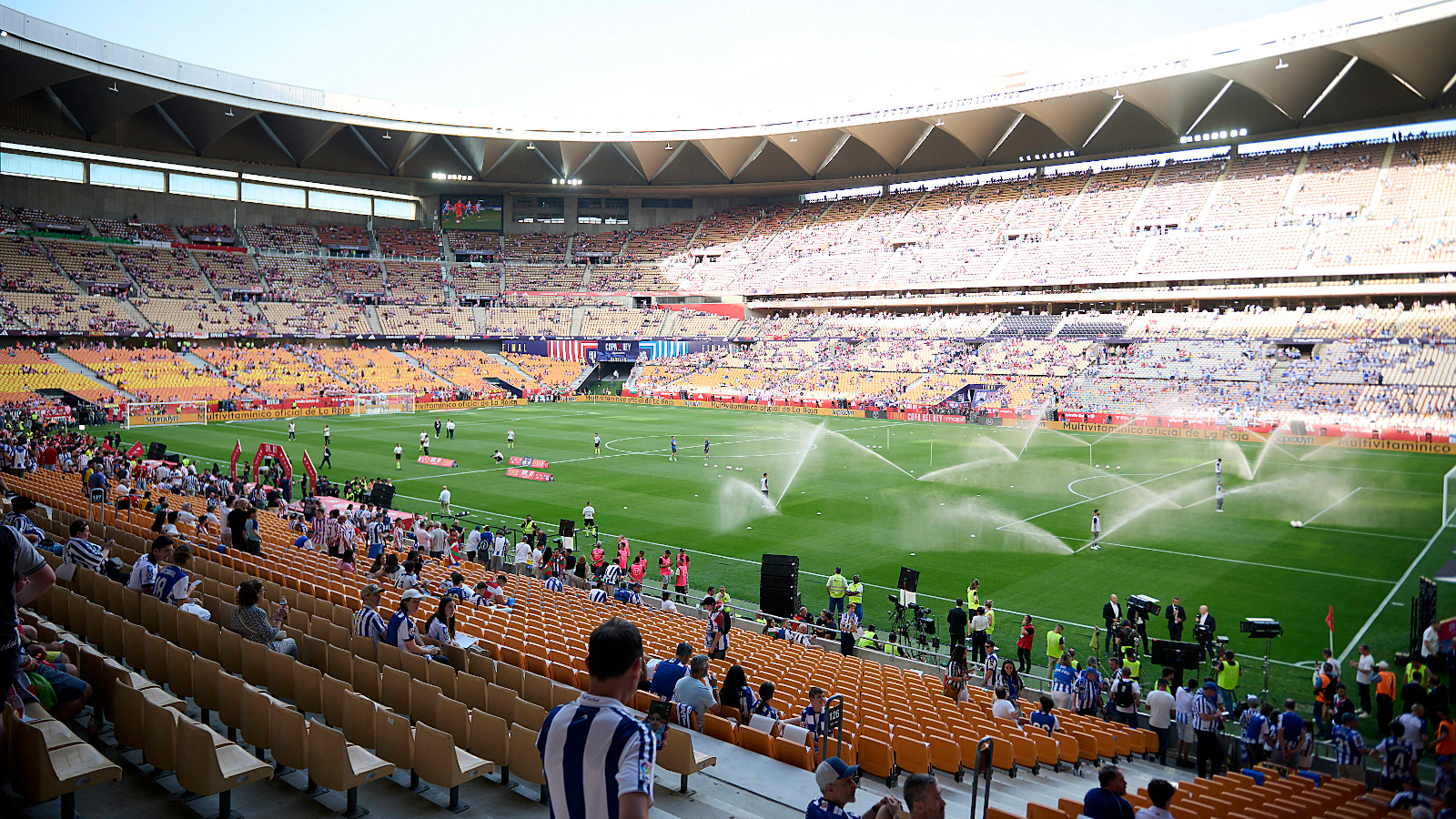 Detenidos dos aficionados por lanzar bengalas en un coche cuando regresaban de la final de Copa del Rey entre Real Sociedad y Atlético de Madrid