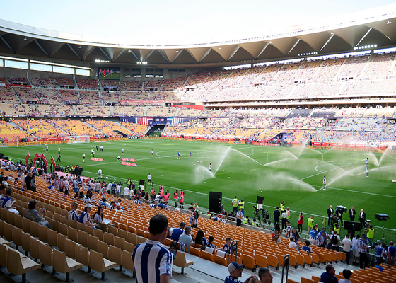 Detenidos dos aficionados por lanzar bengalas en un coche cuando regresaban de la final de Copa del Rey entre Real Sociedad y Atlético de Madrid