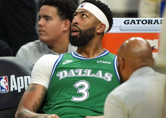 Una nueva lesión de Anthony Davis calienta la decisión sobre su futuro