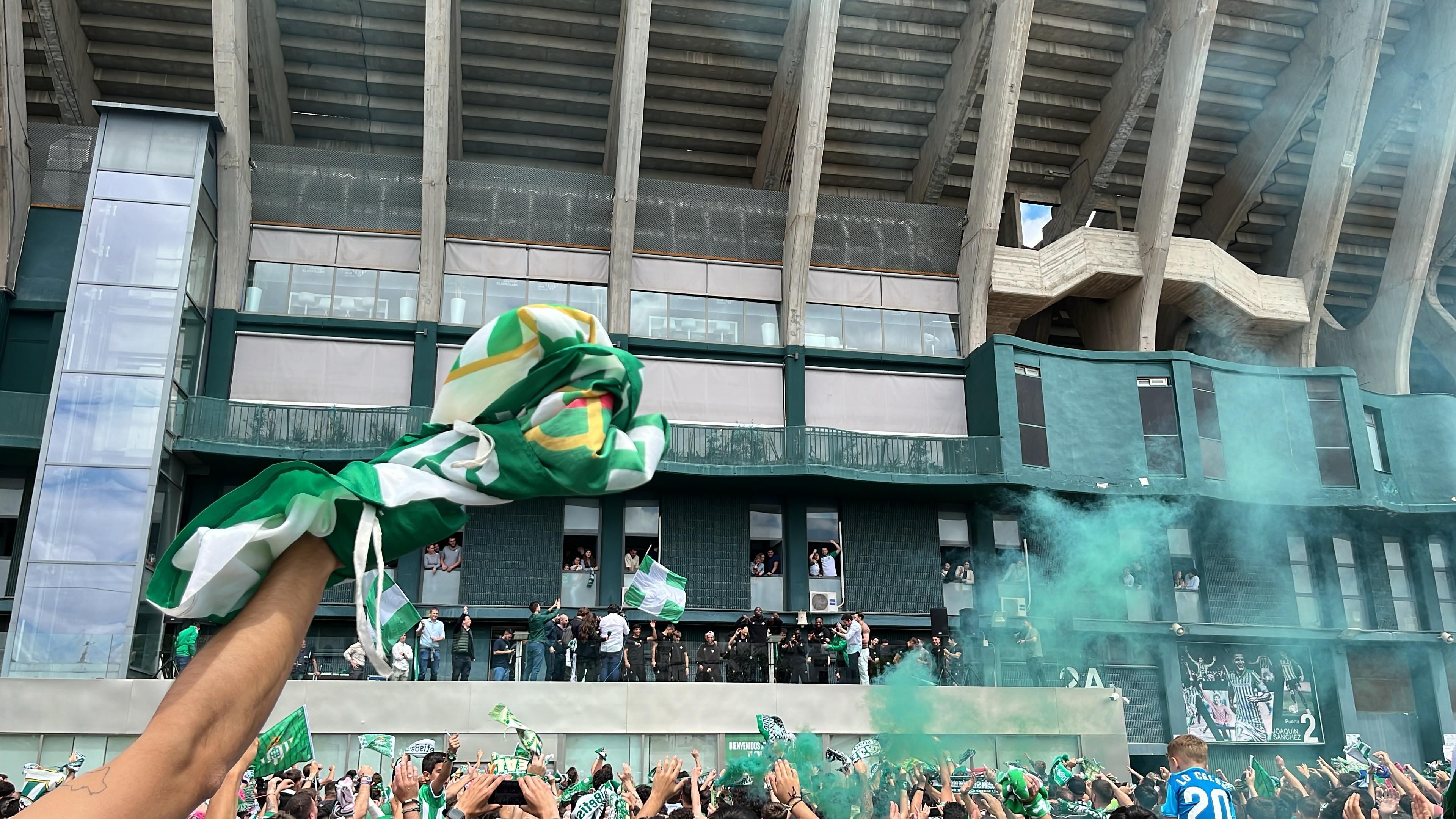 Espectacular recibimiento al Betis, con petición a Antony y pulla al Sevilla