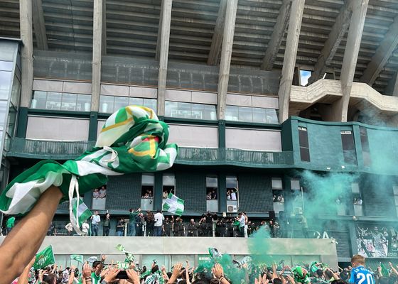 Espectacular recibimiento al Betis, con petición a Antony y pulla al Sevilla