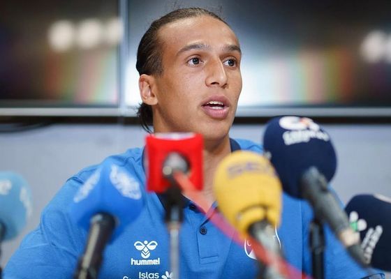 Empujan a Yanis Senhadji y un pretendiente se retira