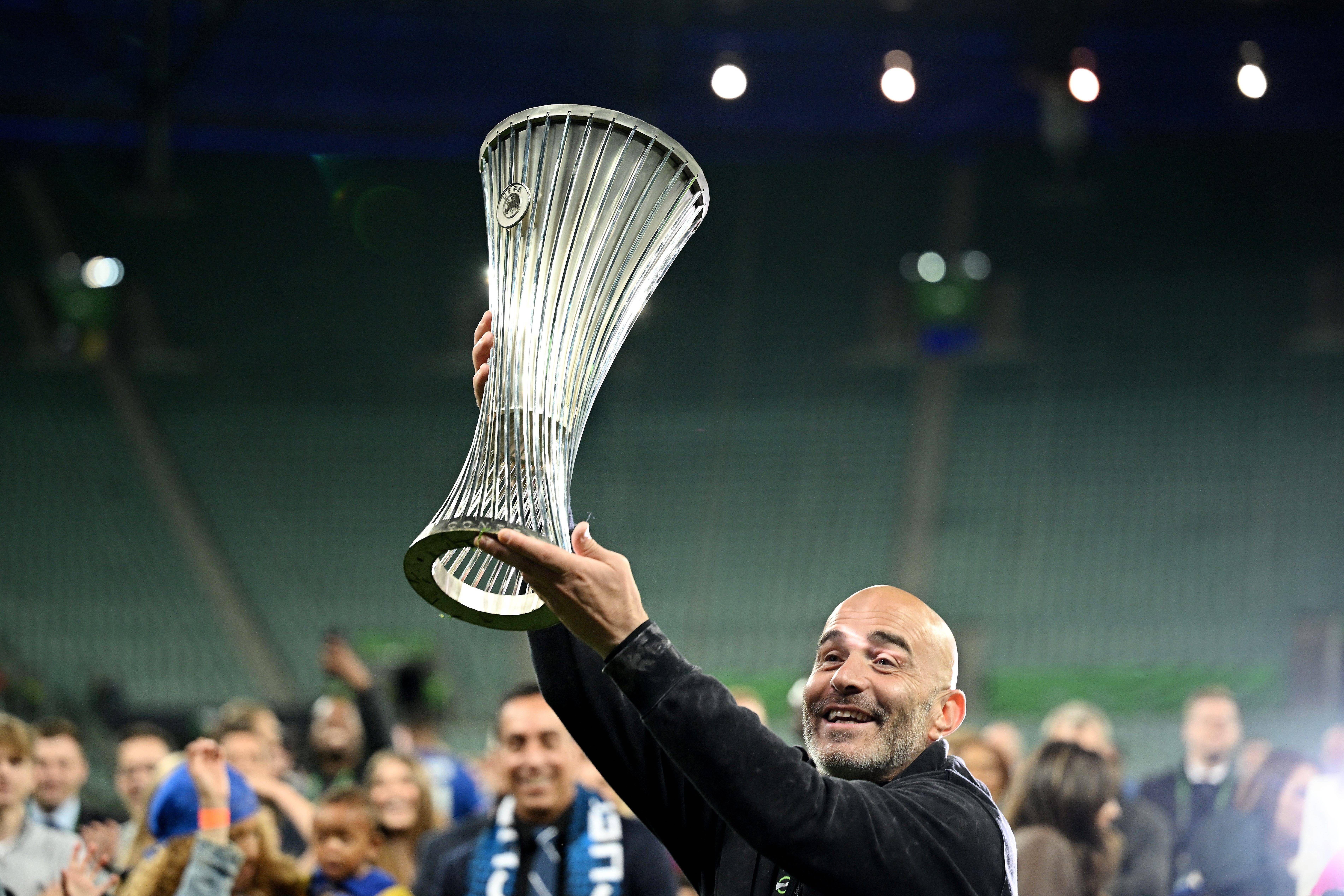 El Sevilla no duda en felicitar a Maresca por su título ante el Betis