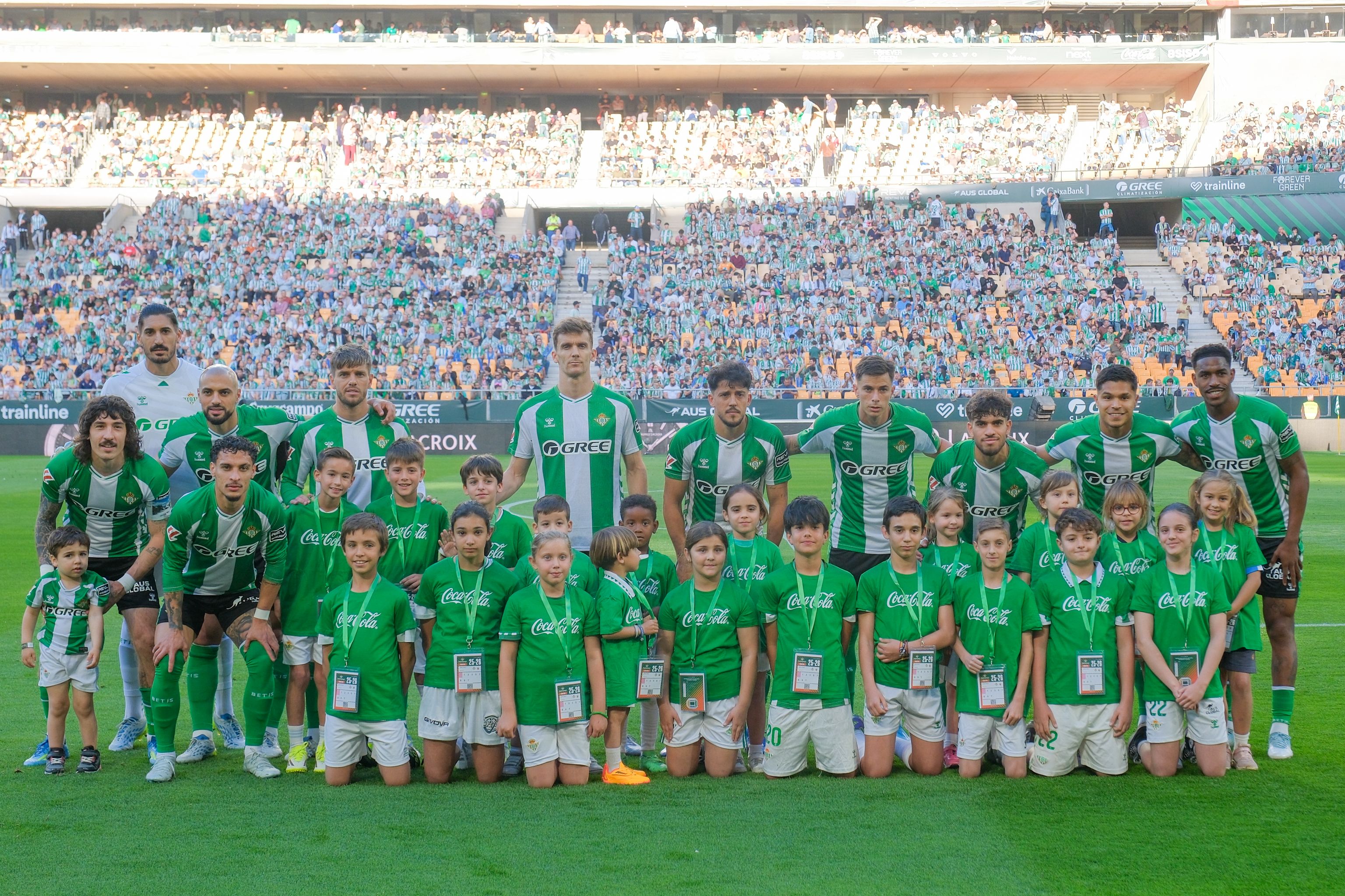 El Betis certifica su clasificación a Champions en el partido CocaCola con una decena de niños como protagonistas