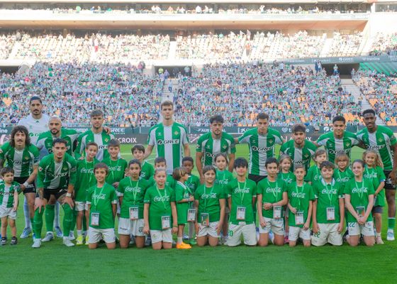 El Betis certifica su clasificación a Champions en el partido CocaCola con una decena de niños como protagonistas