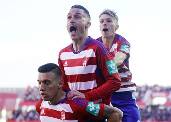 2-0: Uzuni vuelve, el Granada sonríe