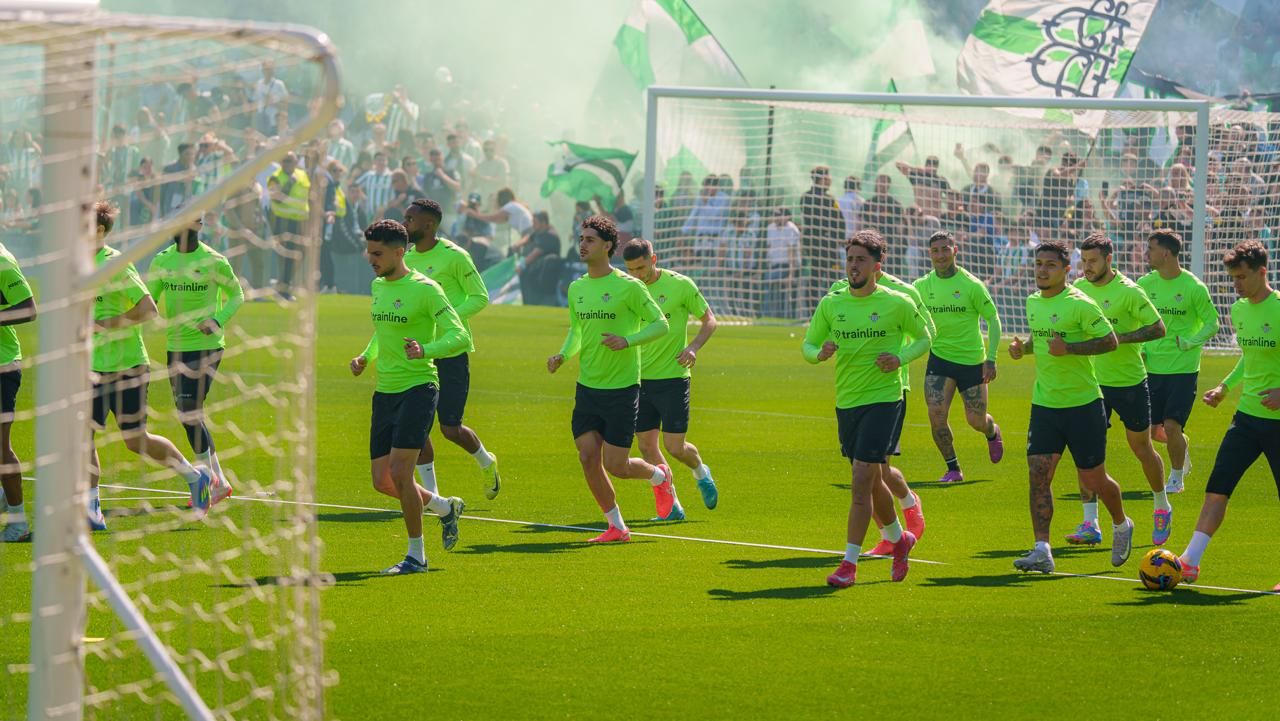 La afición del Real Betis marca el primer gol del derbi: más de 30.000 hinchas en el entrenamiento