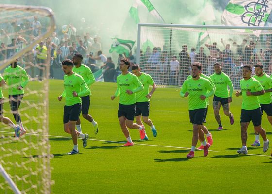 La afición del Real Betis marca el primer gol del derbi: más de 30.000 hinchas en el entrenamiento