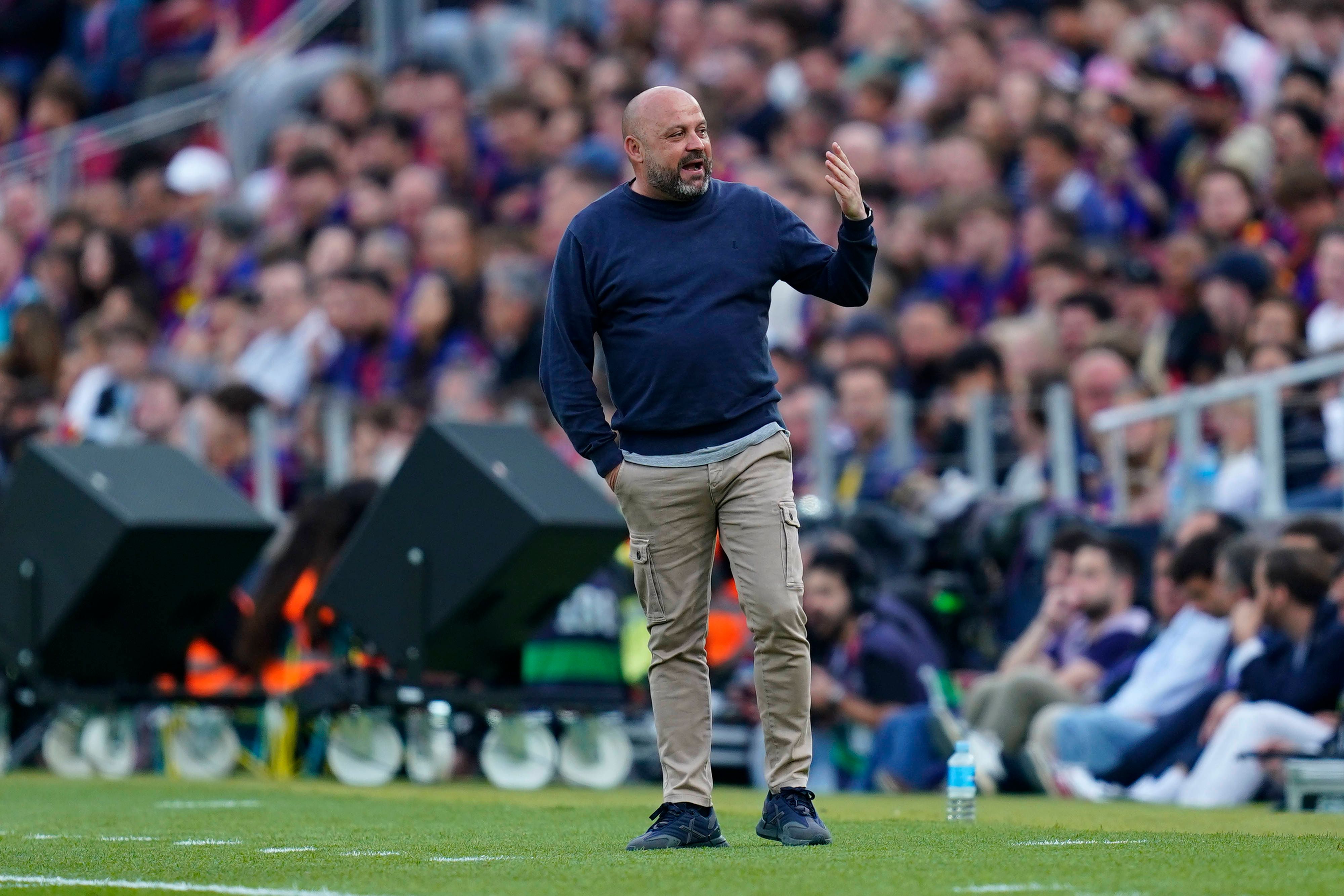 El polémico gesto de Manolo González al pisar el césped del Camp Nou antes del Barcelona - Espanyol