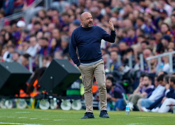 El polémico gesto de Manolo González al pisar el césped del Camp Nou antes del Barcelona - Espanyol