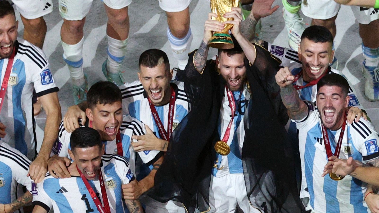 Desvelan el increíble precio de la capa que le pusieron a Messi en Qatar