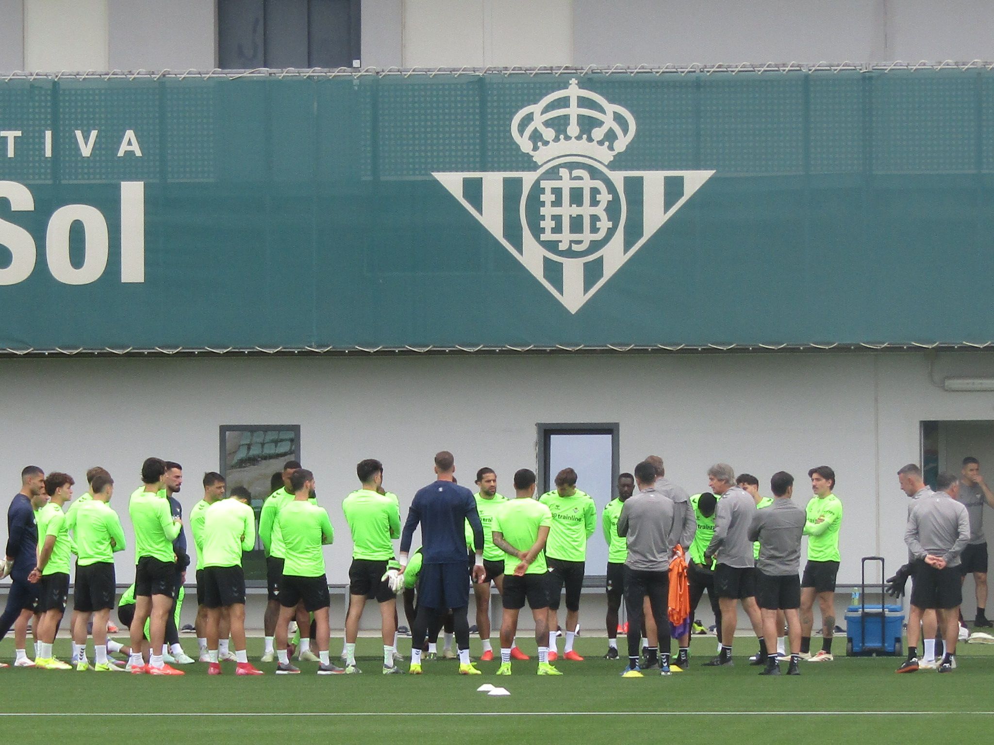 Pellegrini rebaja la euforia en la vuelta al trabajo con la mente en el Barça y la baja de Isco
