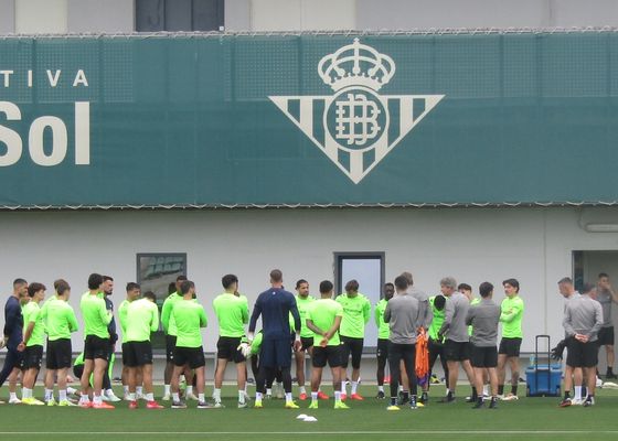 Pellegrini rebaja la euforia en la vuelta al trabajo con la mente en el Barça y la baja de Isco