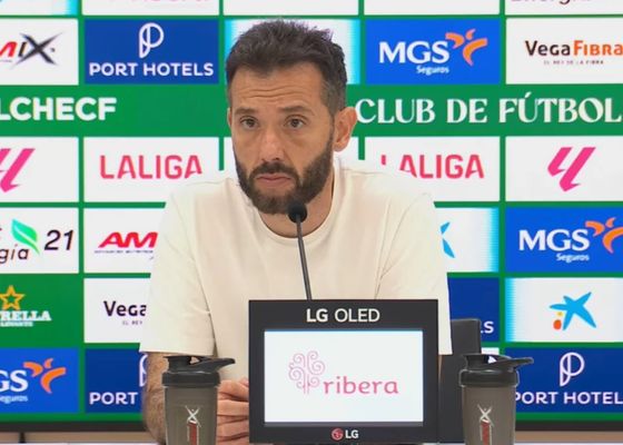 El enfado de Carlos Corberán: "No te puedo contestar yo, es que no te puedo contestar yo"