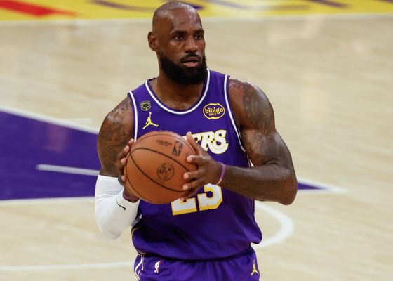 Los Lakers dicen adiós, LeBron James afronta su nuevo futuro y Harden consigue dos vidas extras más