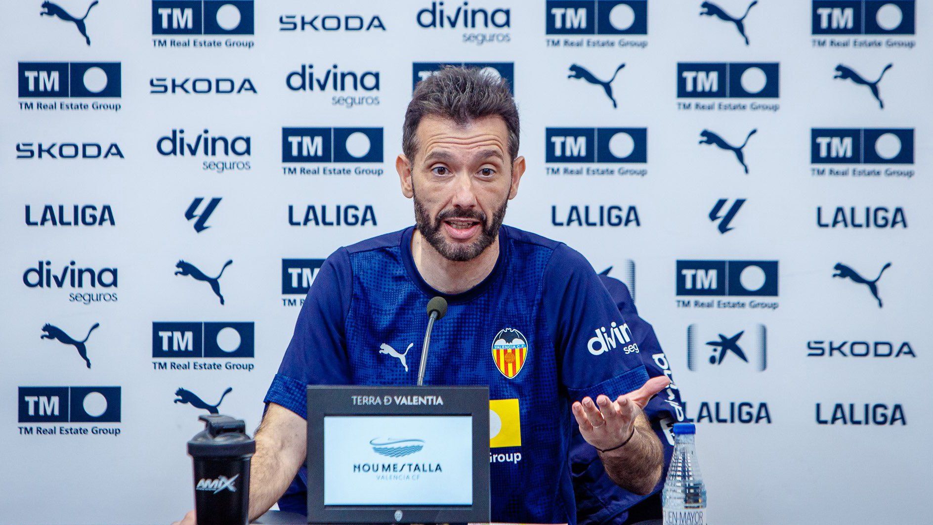 Corberán aclara su renovación y se fija un objetivo: "Devolver al Valencia al lugar que se merece"