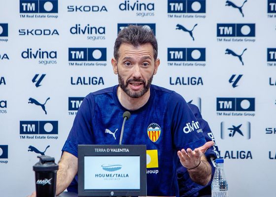 Corberán aclara su renovación y se fija un objetivo: "Devolver al Valencia al lugar que se merece"