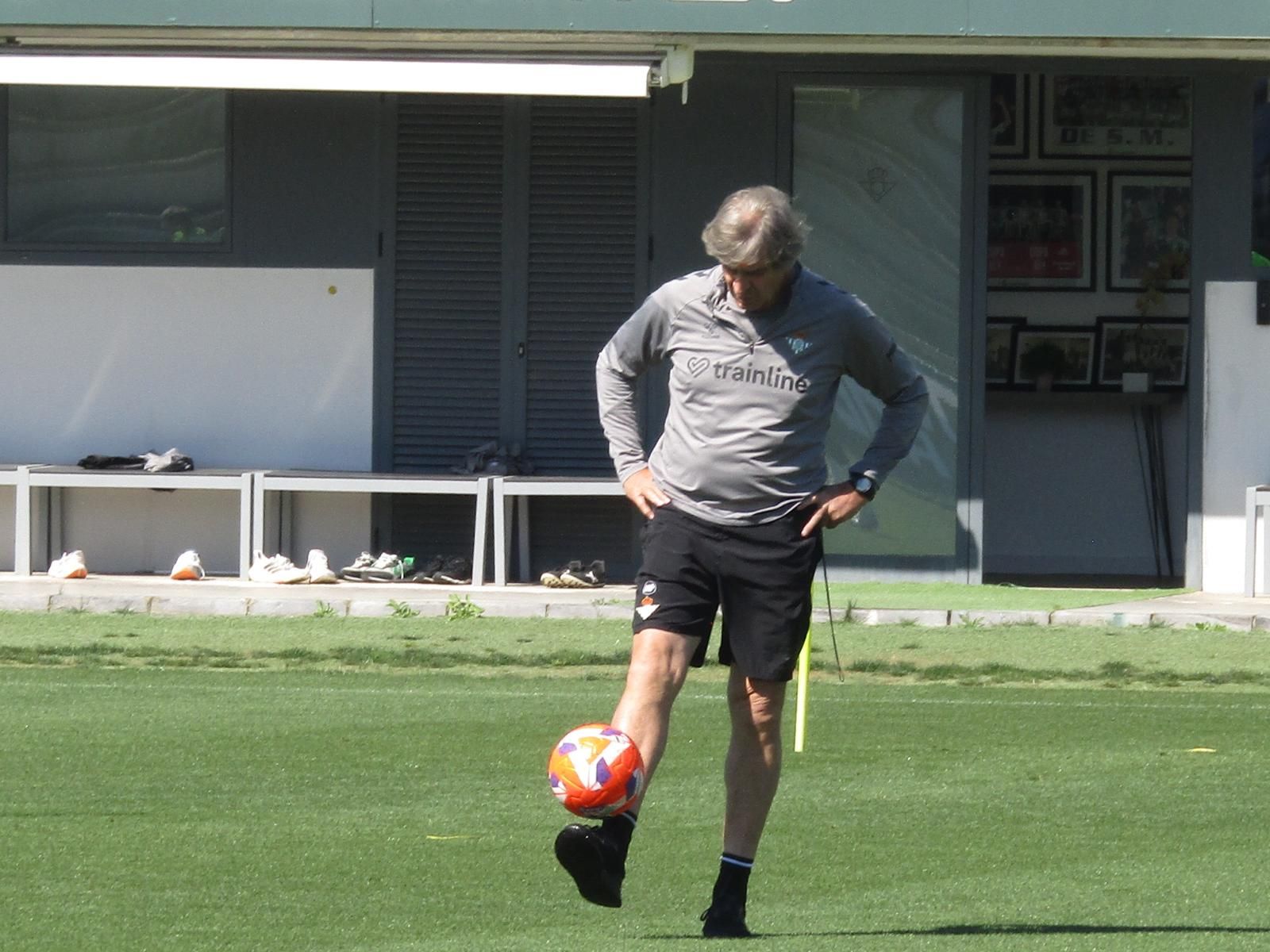 Pellegrini recupera a Ricardo Rodríguez, pierde a Bakambu y se encomienda a Marc Bartra