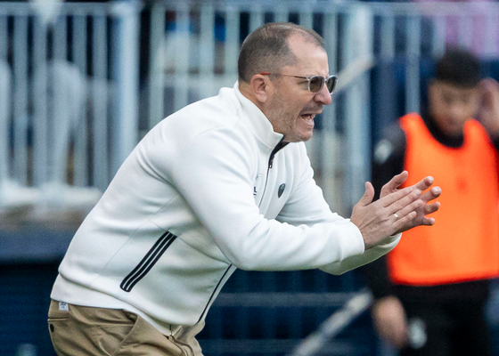 La imagen de José Juan Romero consolando a un destrozado jugador del Cádiz