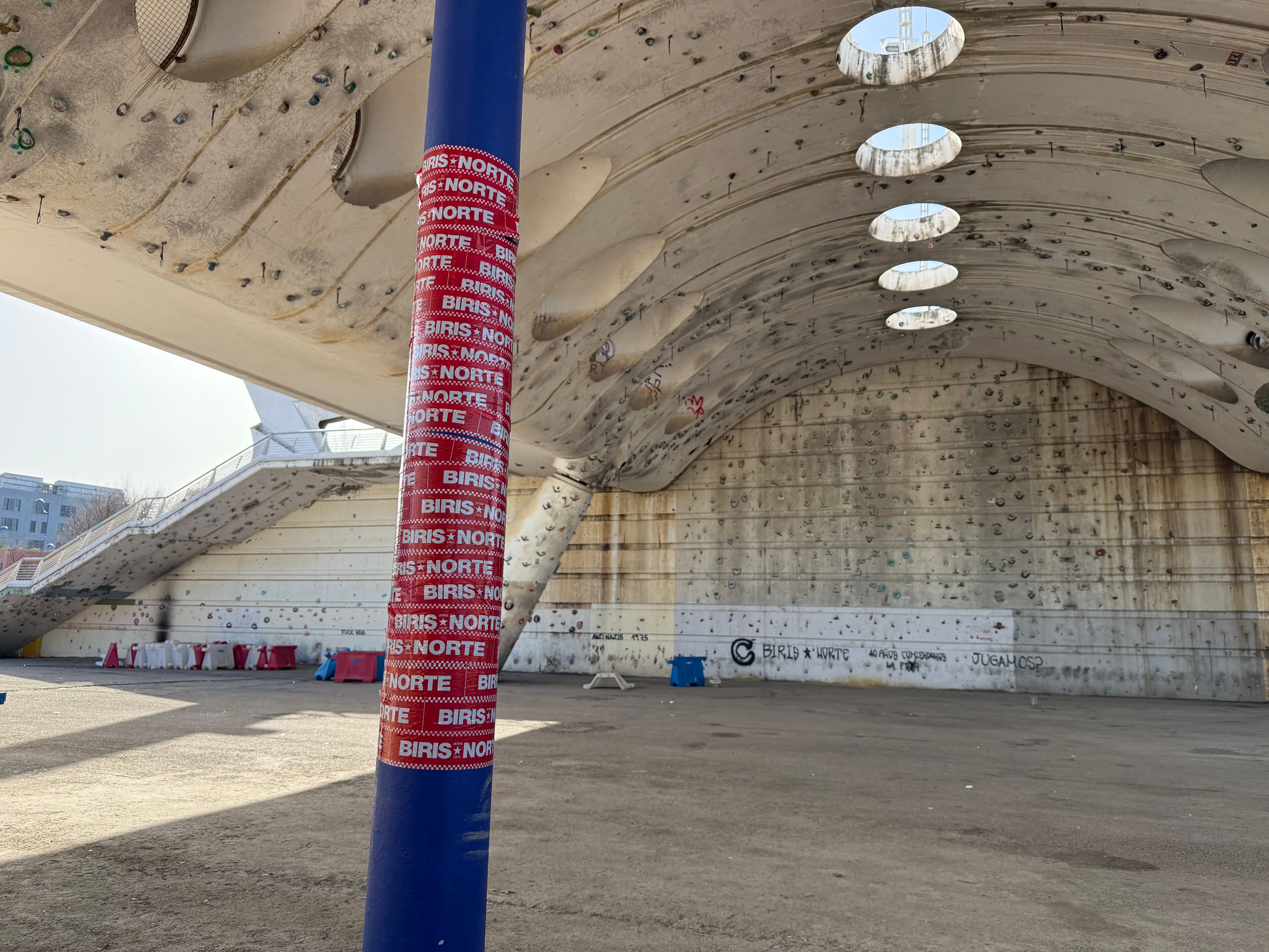 Los Biris Norte, presentes en La Cartuja: pintadas e indicativos cerca del estadio