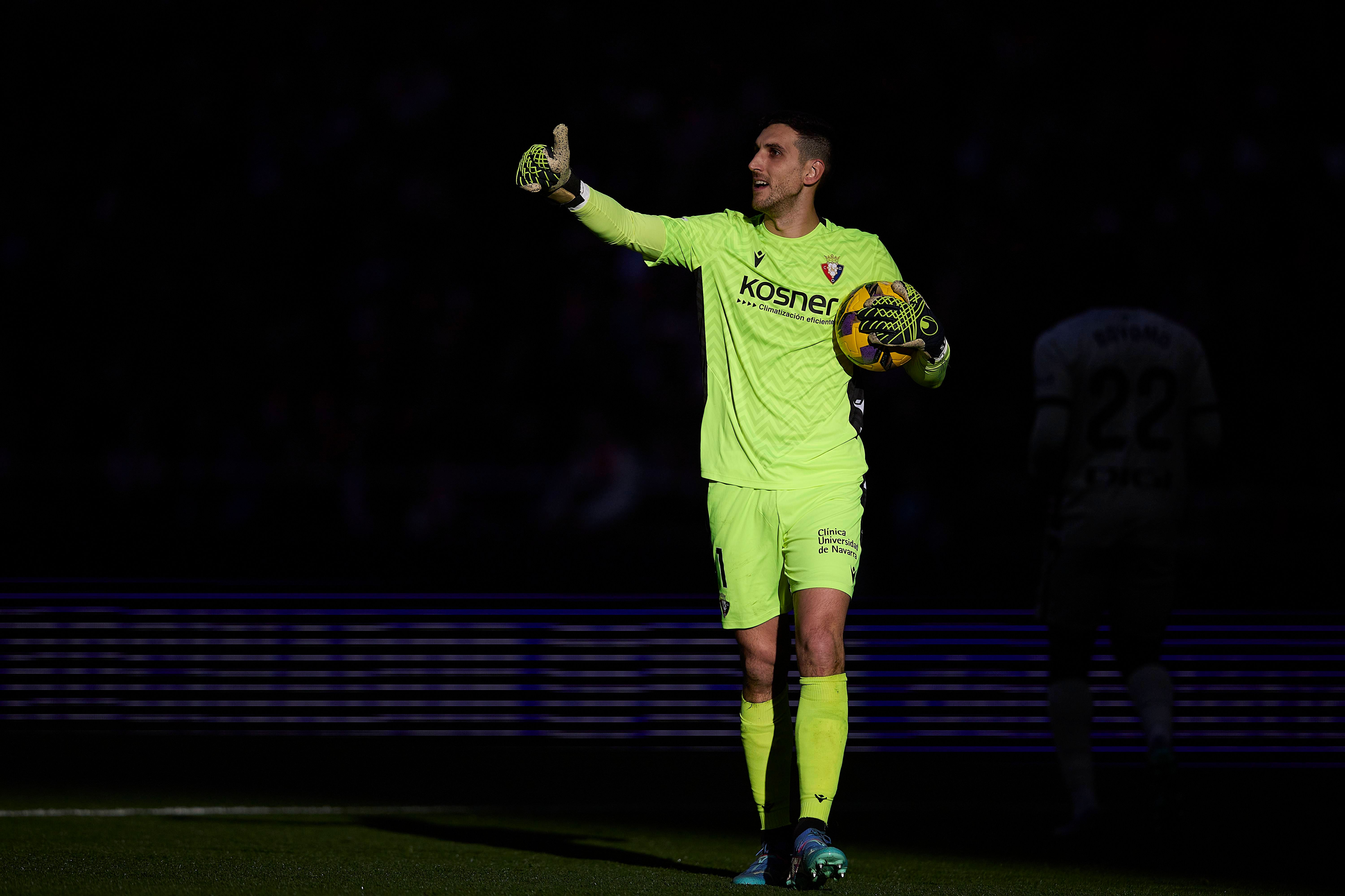Sergio Herrera, en el hospital para ser sometido a unas pruebas tras el impacto sufrido en el partido de Copa del Rey