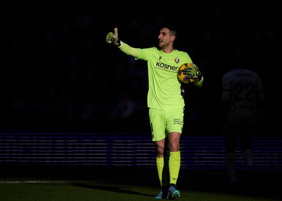 Sergio Herrera, en el hospital para ser sometido a unas pruebas tras el impacto sufrido en el partido de Copa del Rey