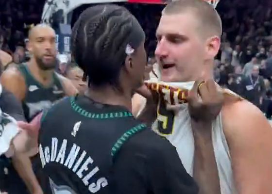 Nikola Jokic acaba desquiciado y la emprende a golpes con los jugadores de Minnesota