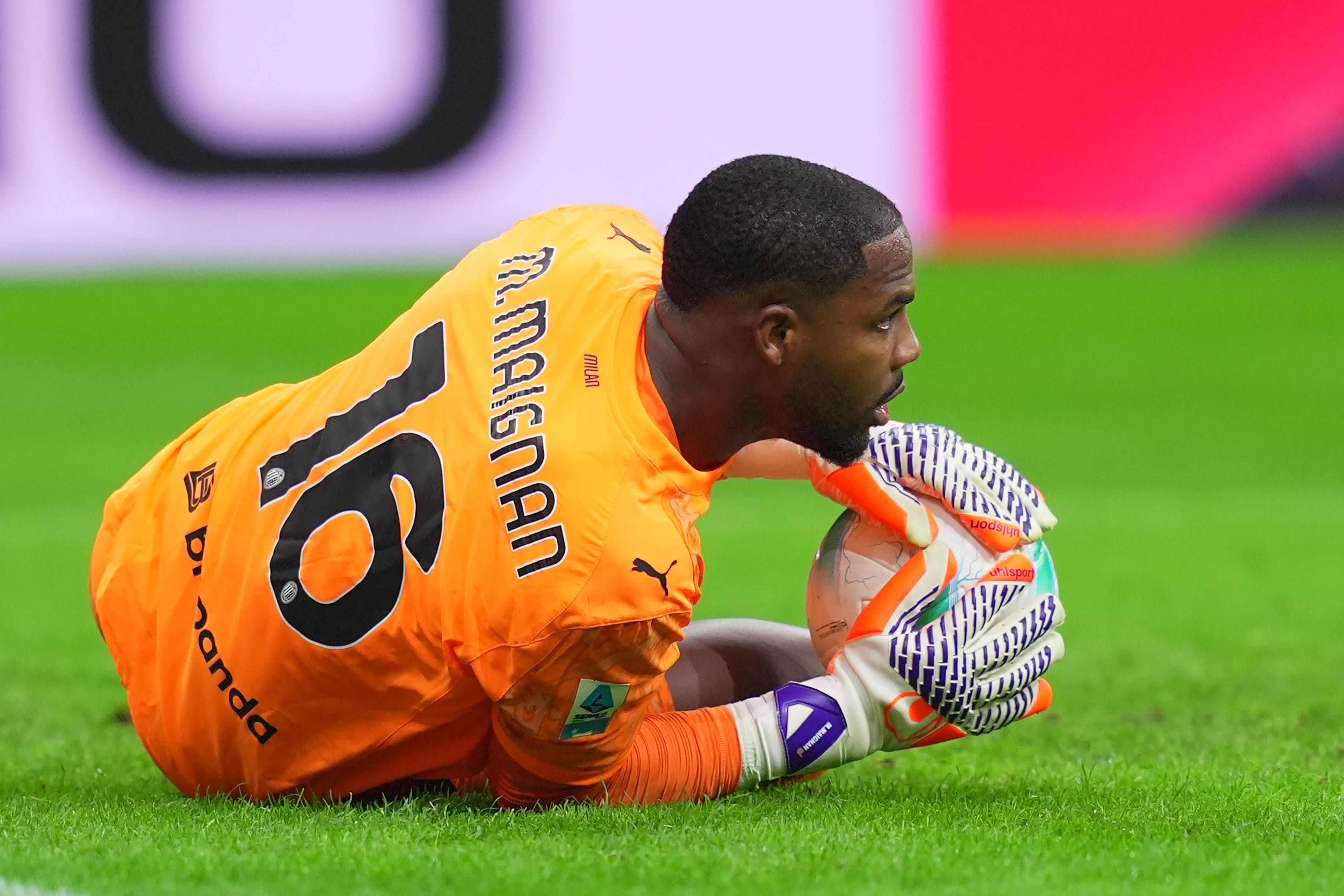 El futuro de Maignan, entre dos gigantes de la Bundesliga y de la Premier League