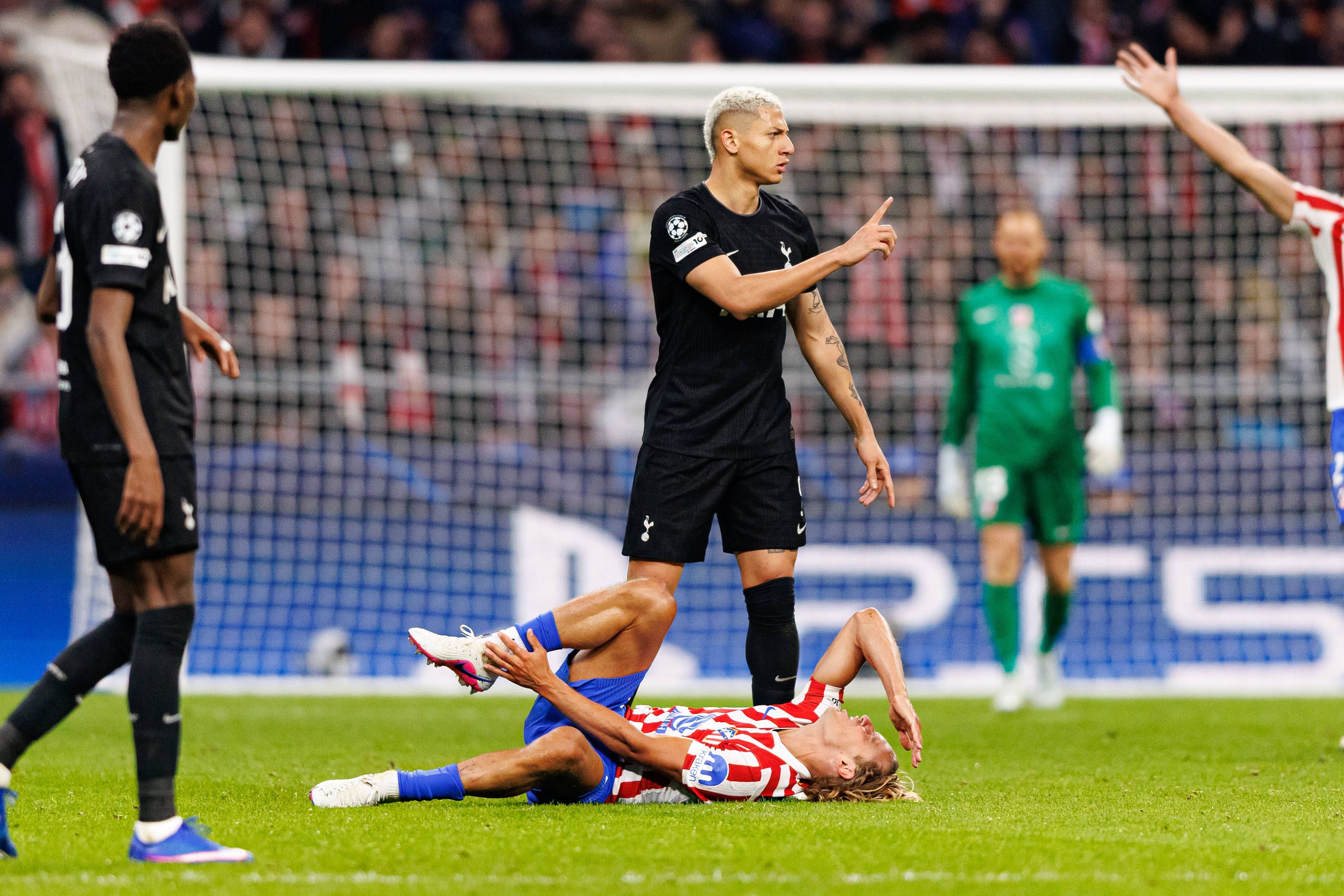 Así quedó el tobillo de Llorente tras la dura entrada de Richarlison: "﻿Unos días mal﻿..."