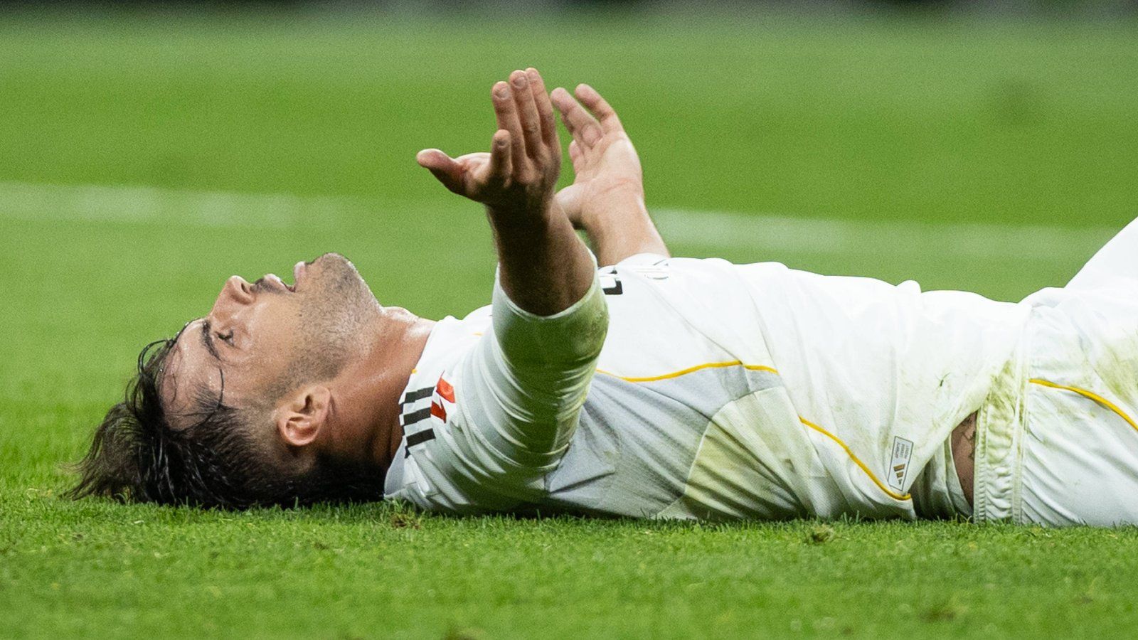 El Real Madrid informa que Raúl Asencio sufre una enterocolitis bacteriana: qué es y tiempo de baja