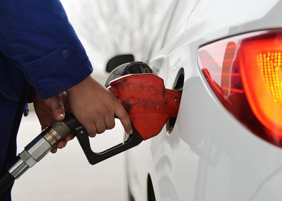 La gasolina en España, a menos de 1 euro por litro