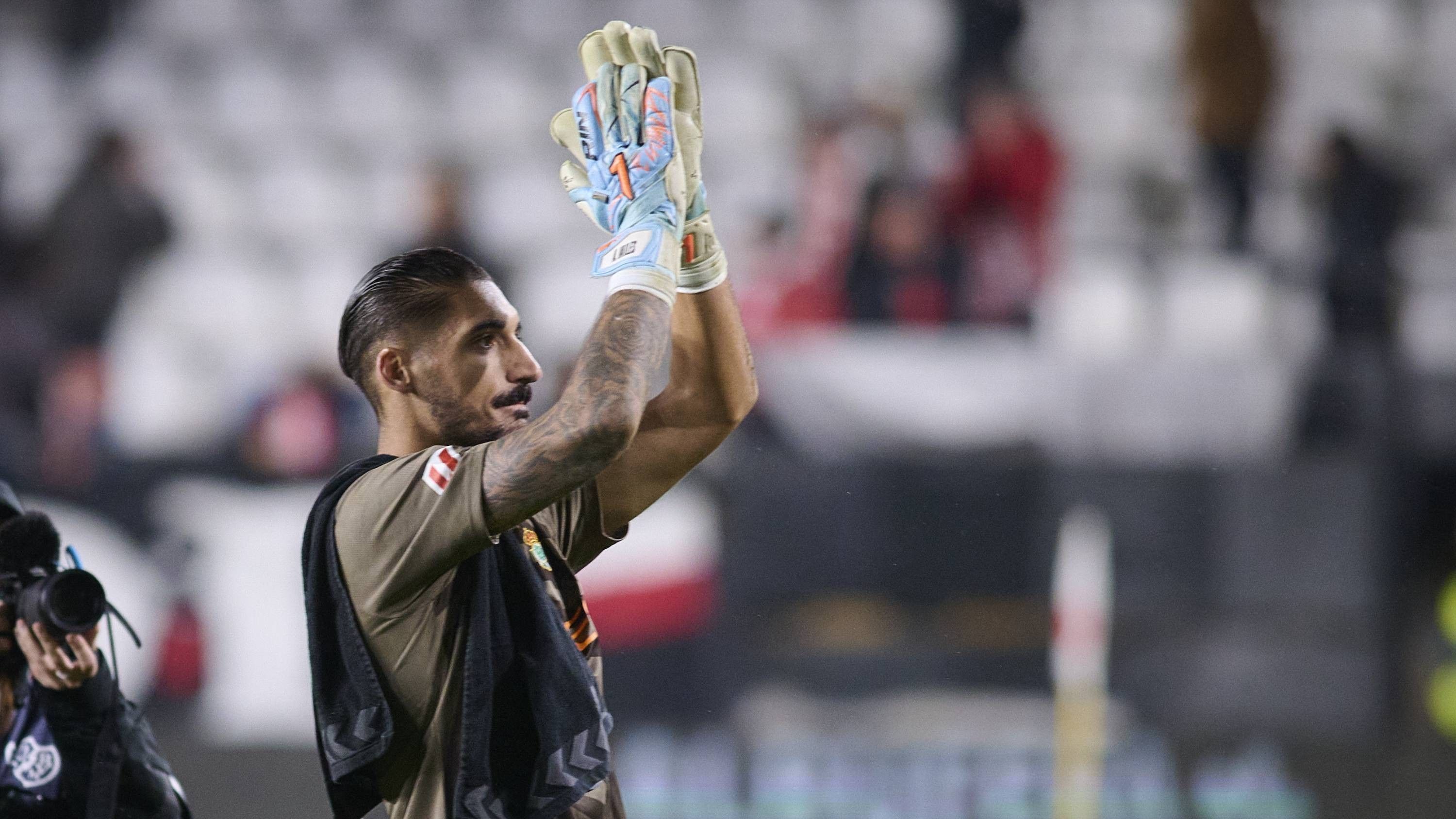 Álvaro Valles, sobre el partido de Vallecas: "El equipo atrás ha estado espectacular"