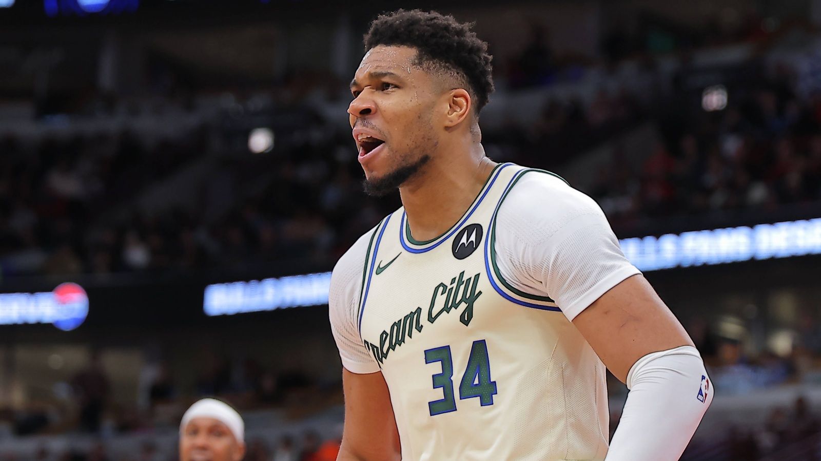 Milwaukee da el paso con Giannis Antetokounmpo y los Warriors se colocan en la pole