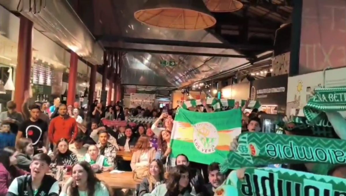 La fiesta de la afición del Betis en Florencia tras pasar a la final de la Conference League 