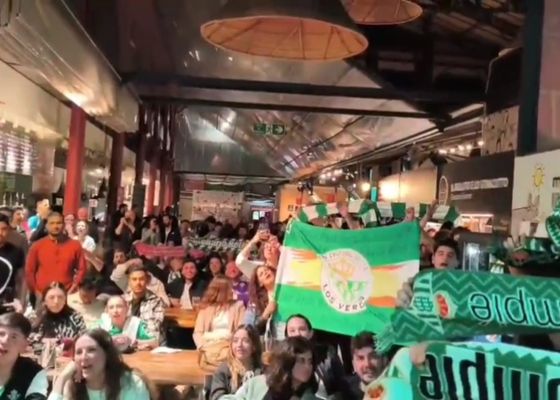 La fiesta de la afición del Betis en Florencia tras pasar a la final de la Conference League 