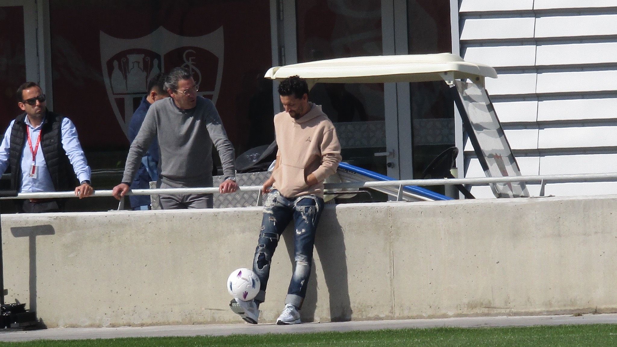 Jesús Navas juega su derbi particular en una sesión donde Pimienta recupera efectivos